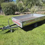 Ideal für den Transport von Baumaterialien, Grünschnitt, Möbeln oder Werkzeugen. Unser Anhänger bietet eine praktische Lösung für viele Transportaufgaben rund um Haus, Hof und Garten.