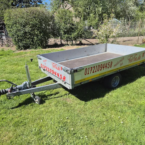 Ideal für den Transport von Baumaterialien, Grünschnitt, Möbeln oder Werkzeugen. Unser Anhänger bietet eine praktische Lösung für viele Transportaufgaben rund um Haus, Hof und Garten.