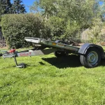 Der Trailer eignet sich ideal für den Transport von Rasenmähern, Motorhacken, Quads oder anderen Maschinen rund um Haus, Hof und Garten. Durch die kippbare Ladefläche lassen sich kleinere Fahrzeuge und Geräte bequem auf- und abladen.