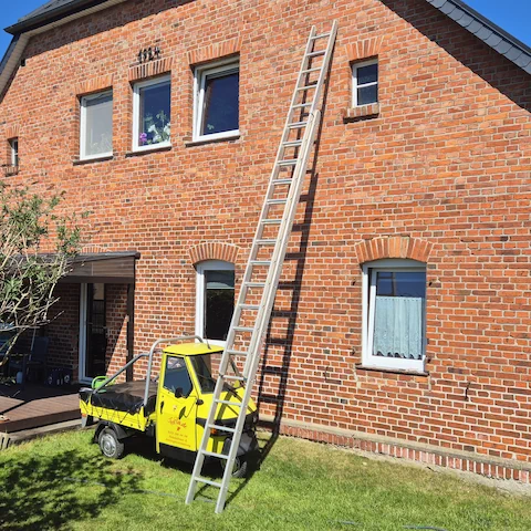 Für Arbeiten in bis zu 9 Metern Höhe, wo die Hubbühne nicht benötigt wird oder nur wenig Platz herrscht - beispielsweise bei Fassadenarbeiten, Baumschnitt oder kleineren Reparaturen. Stabil, sicher und flexibel einsetzbar.
